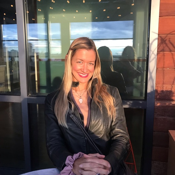 Meet your Posher, Laura - Picture 1 of 3